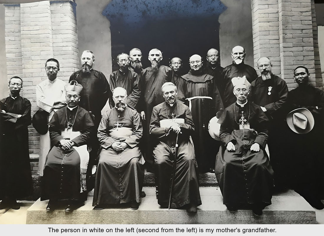 The person in white on theleft (second from the left) ismy mother's grandfather.